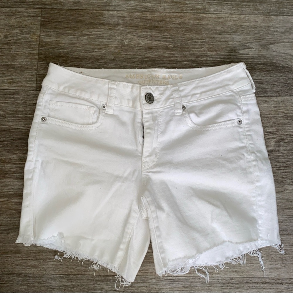 American Eagle white short size 6 stretch